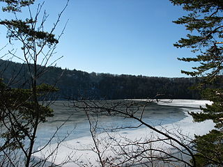 320px-Lac Pavin hiver 2008
